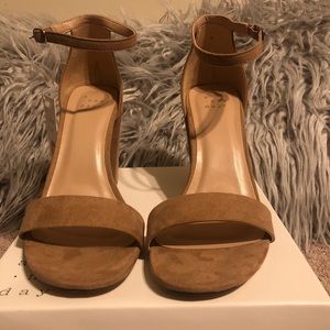 New. With tag. Tan heels